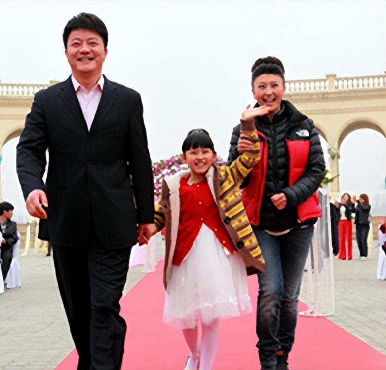 闫学晶的老公是谁(“二人转女王”闫学晶：两段婚姻三个孩子，两任丈夫都是二婚)