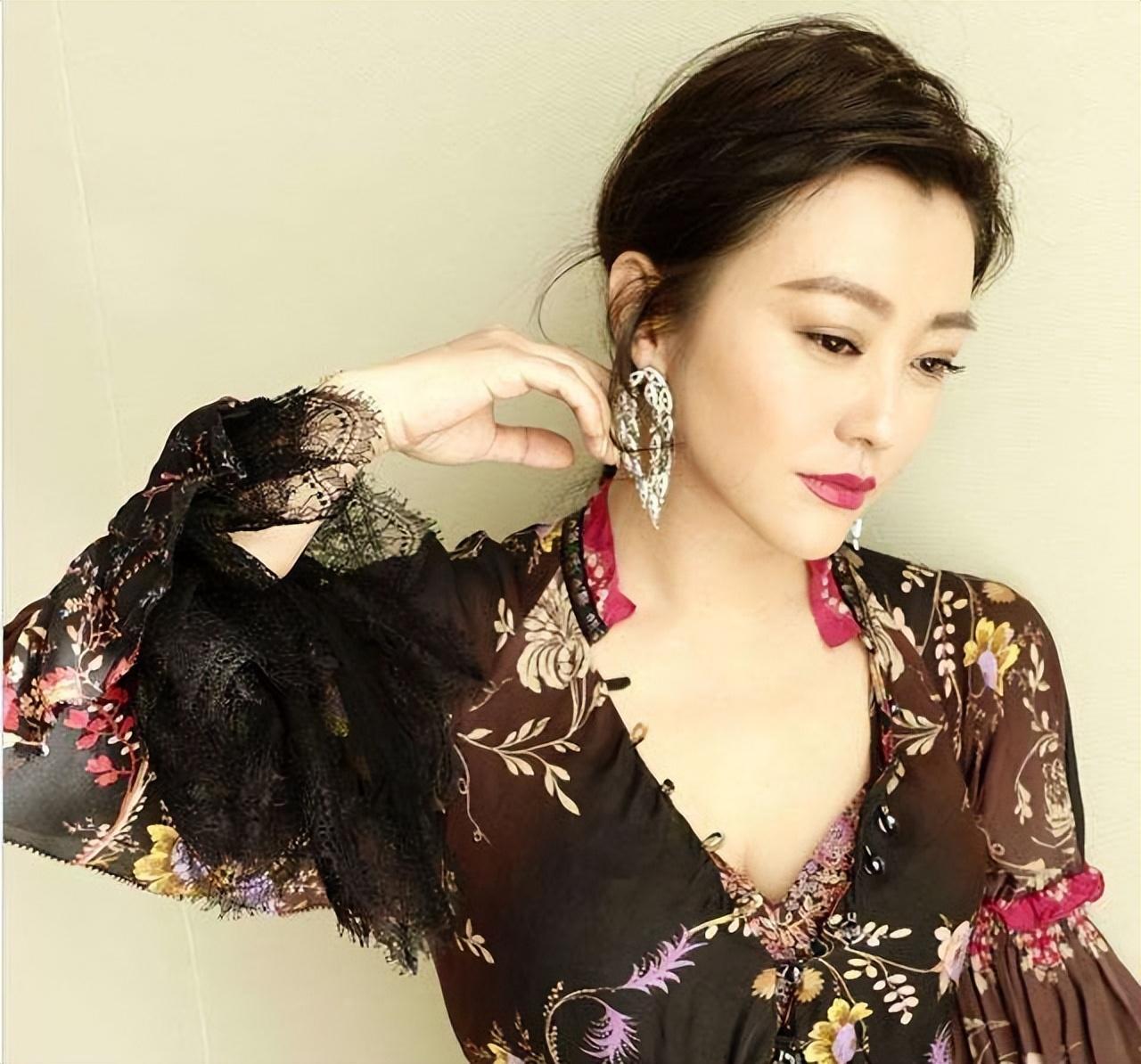 演员郝蕾：二婚嫁圈外老公刘烨，生下双胞胎，离异后生活状况如何