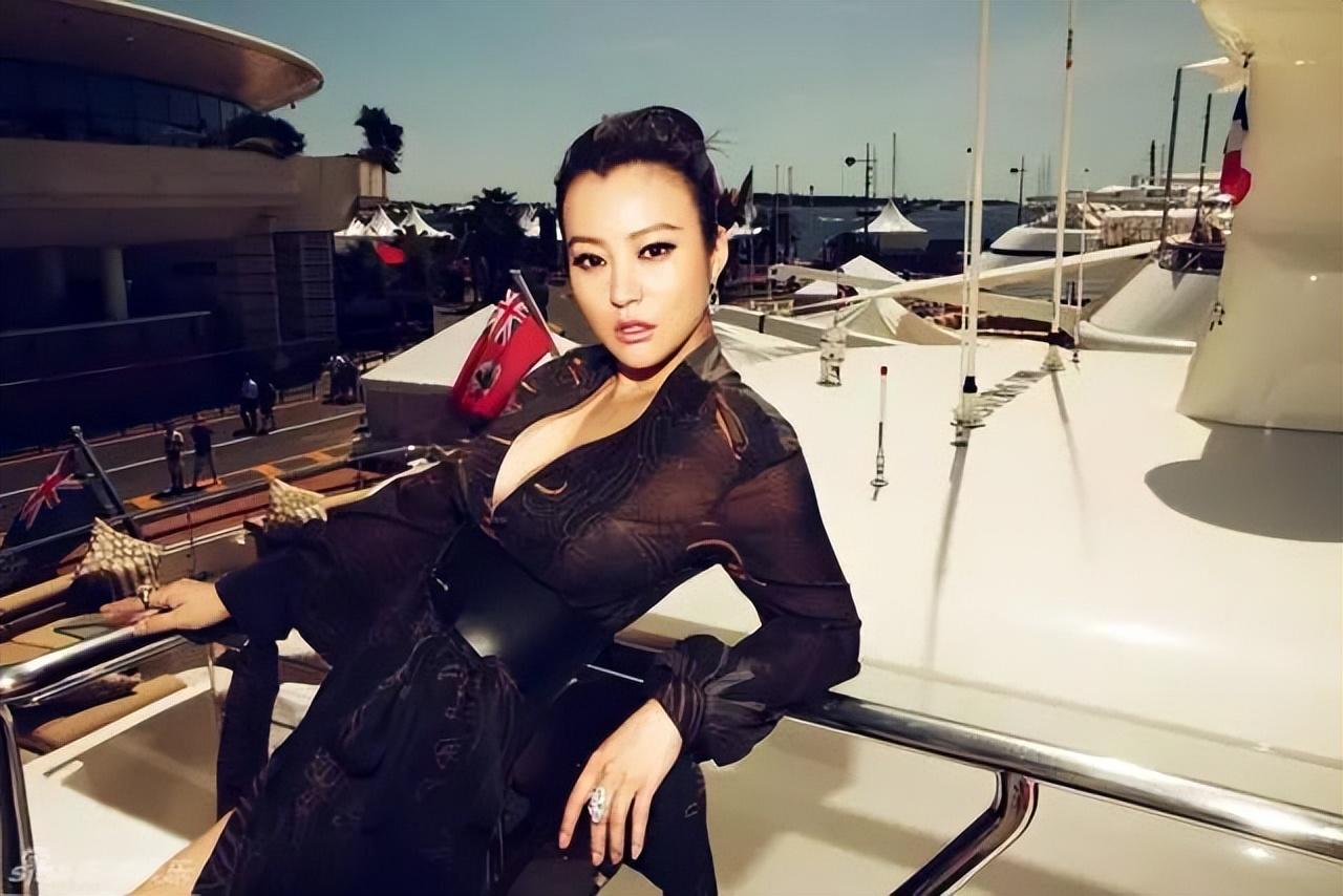 演员郝蕾：二婚嫁圈外老公刘烨，生下双胞胎，离异后生活状况如何
