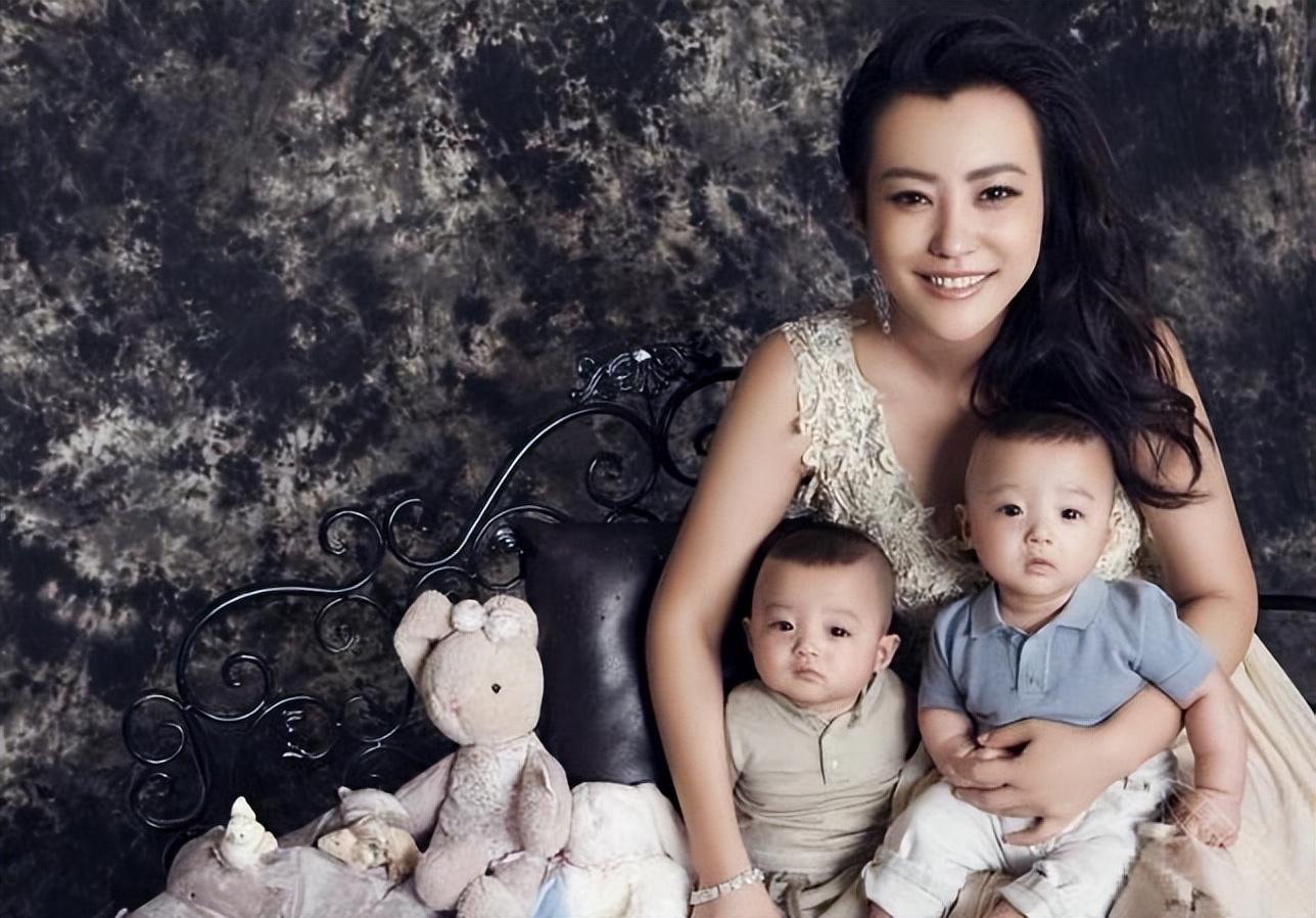 演员郝蕾：二婚嫁圈外老公刘烨，生下双胞胎，离异后生活状况如何