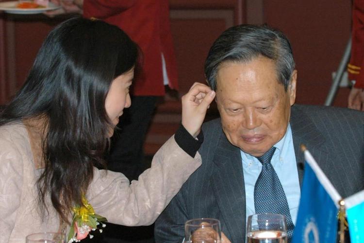 杨振宁的妻子翁帆简历(翁帆为什么嫁给杨振宁)