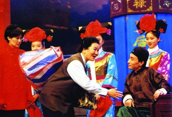 出道30年的巩汉林，不负干妈赵丽蓉不负结发妻，但明星儿子却让他担忧