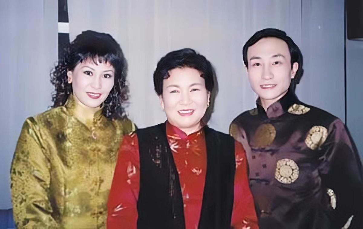 出道30年的巩汉林，不负干妈赵丽蓉不负结发妻，但明星儿子却让他担忧