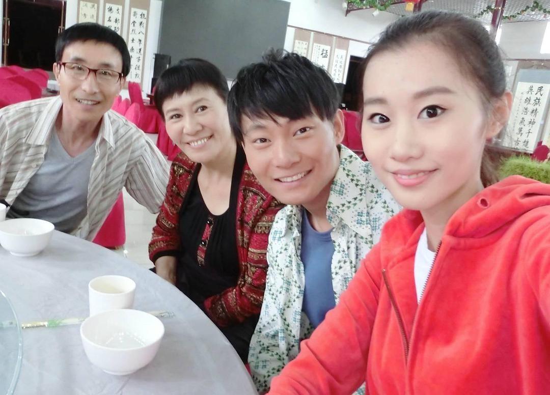 出道30年的巩汉林，不负干妈赵丽蓉不负结发妻，但明星儿子却让他担忧