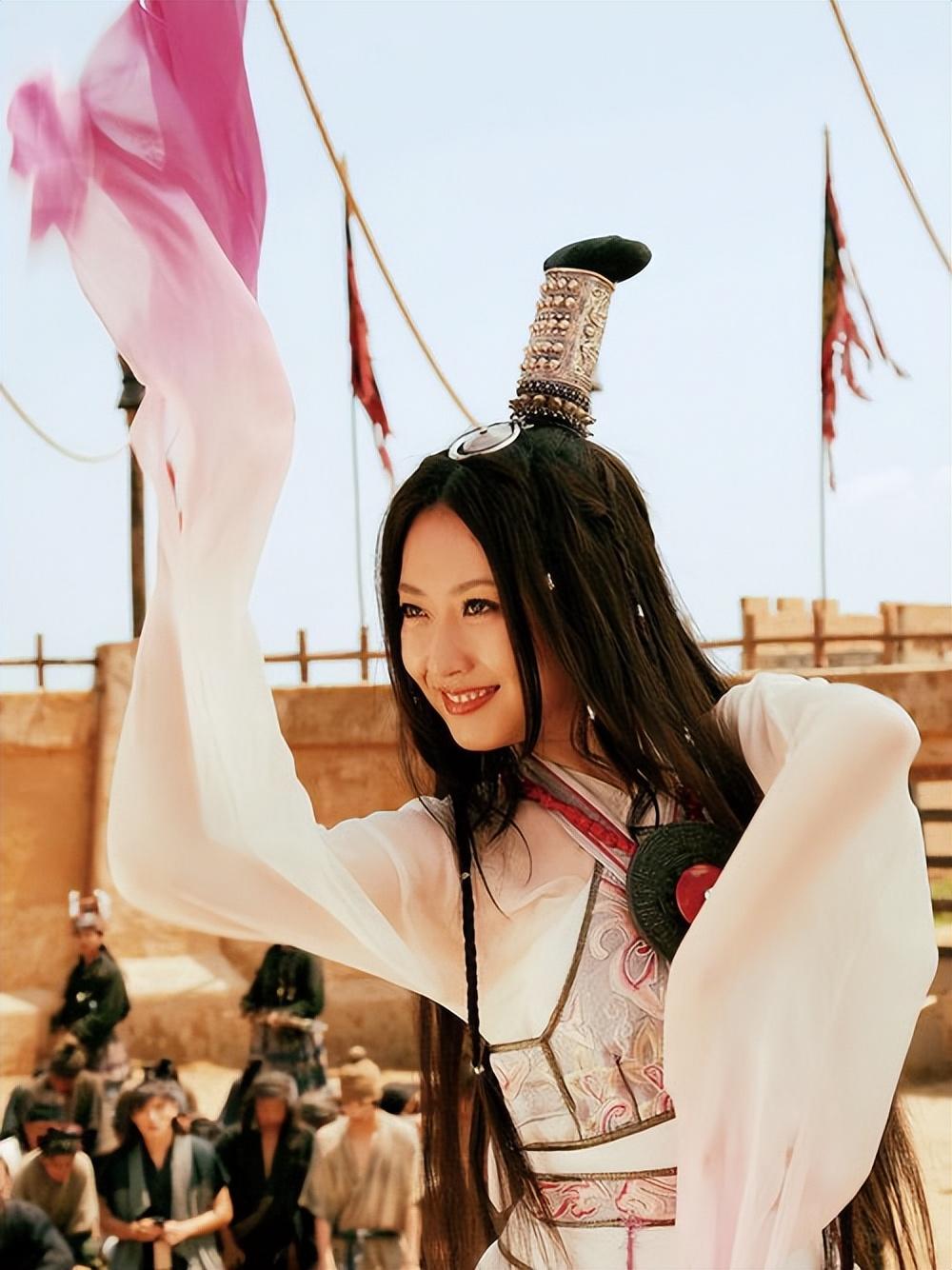 曾被成龙提携英皇力捧的白冰，如今成为单身妈妈，她经历了什么？