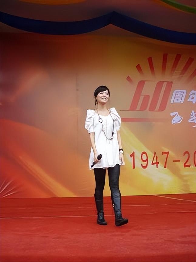 曾被成龙提携英皇力捧的白冰，如今成为单身妈妈，她经历了什么？