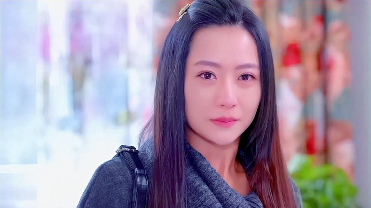 曾被成龙提携英皇力捧的白冰，如今成为单身妈妈，她经历了什么？