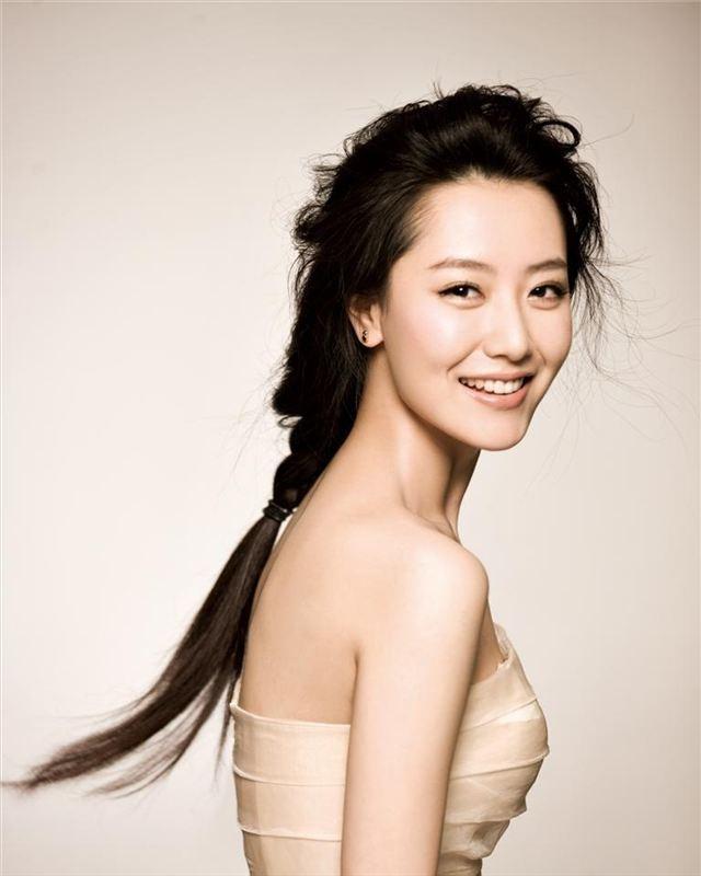 曾被成龙提携英皇力捧的白冰，如今成为单身妈妈，她经历了什么？