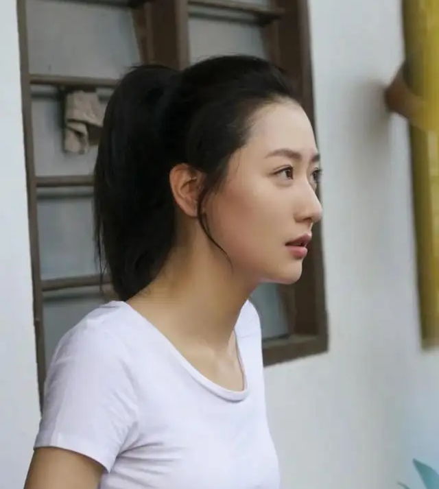 曾被成龙提携英皇力捧的白冰，如今成为单身妈妈，她经历了什么？