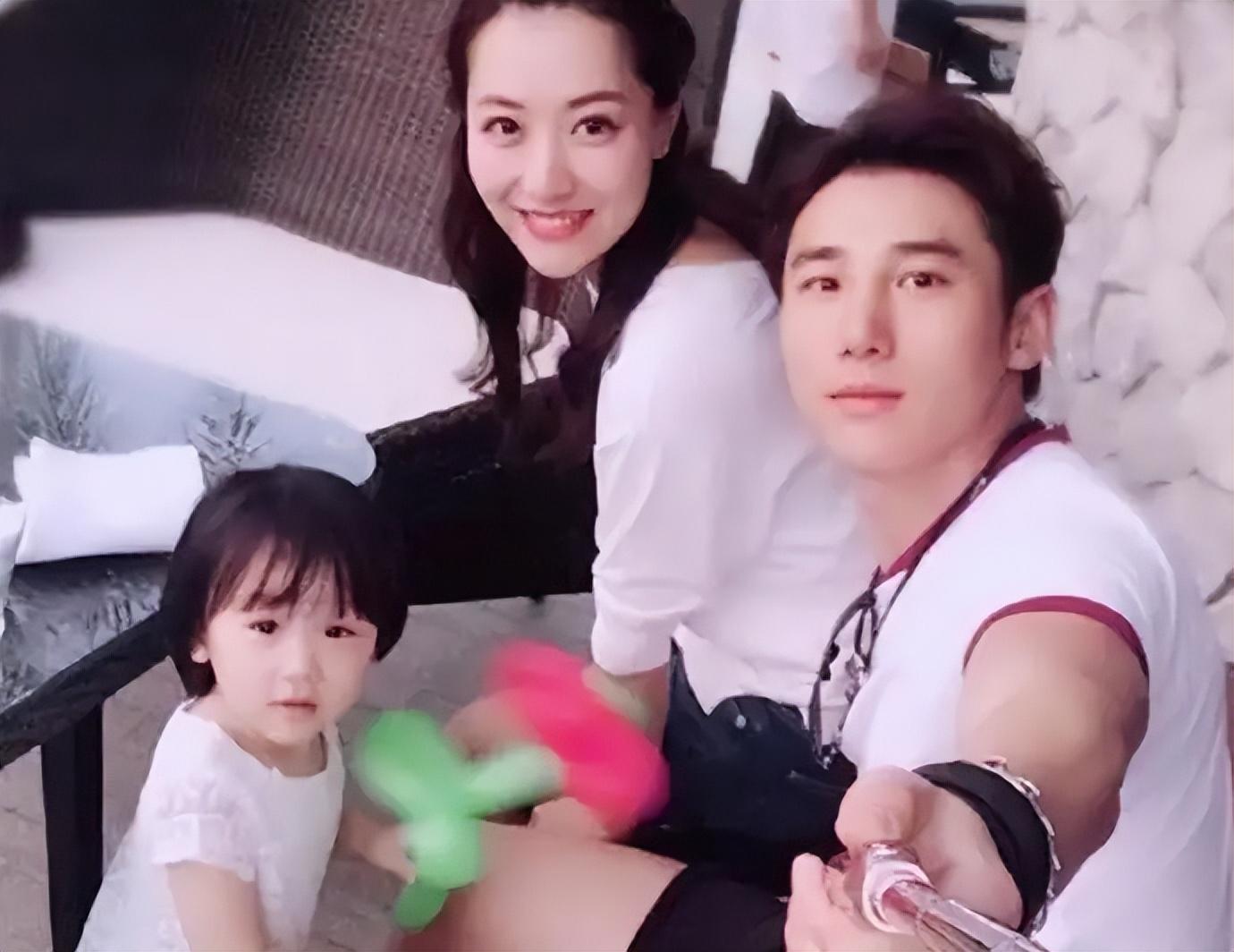 曾被成龙提携英皇力捧的白冰，如今成为单身妈妈，她经历了什么？
