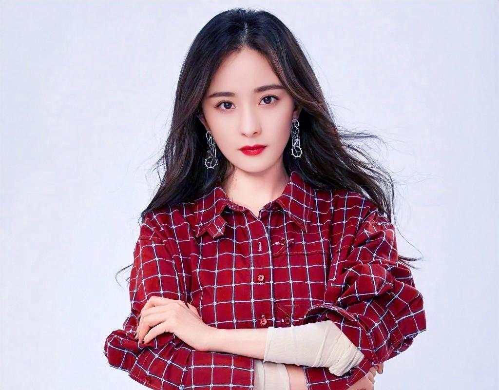 曾被成龙提携英皇力捧的白冰，如今成为单身妈妈，她经历了什么？