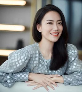 ​一手捧红谢霆锋的霍汶希，坚持未婚生女，她的故事比想象中精彩！