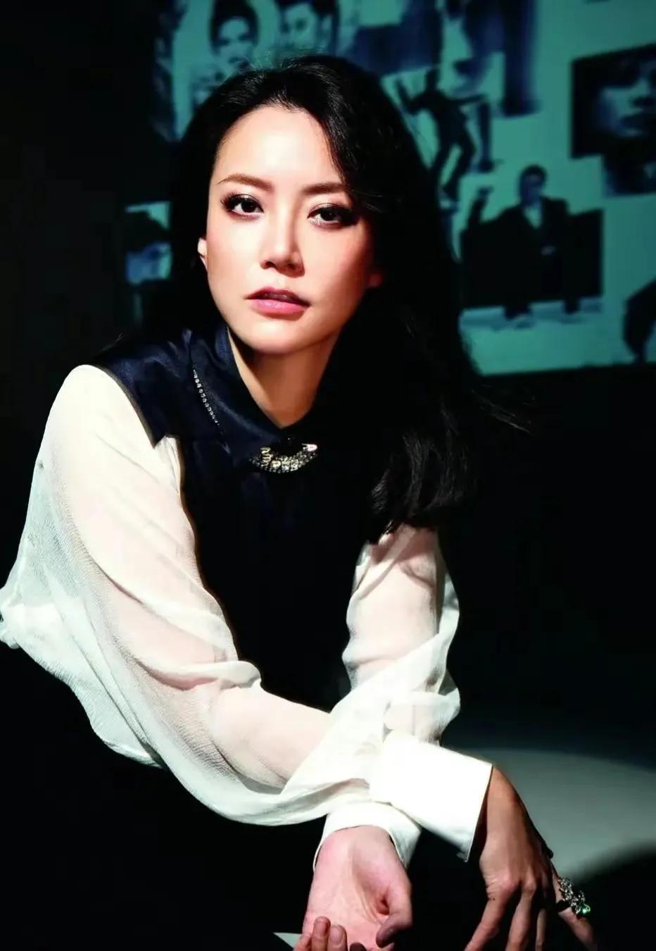 一手捧红谢霆锋的霍汶希，坚持未婚生女，她的故事比想象中精彩！