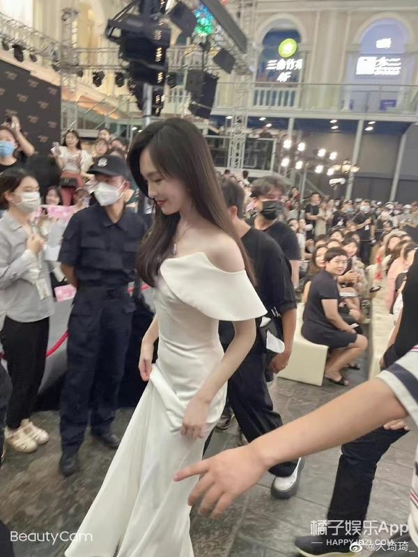 粉丝手撕工作室？唐嫣只参加品牌活动不拍戏，85花就她没事业心？