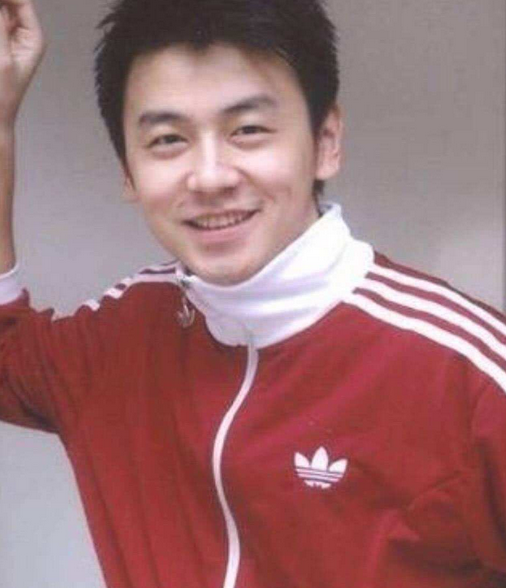 苦熬6年演技才走红的雷佳音，娶同学为妻，家庭幸福成人生赢家