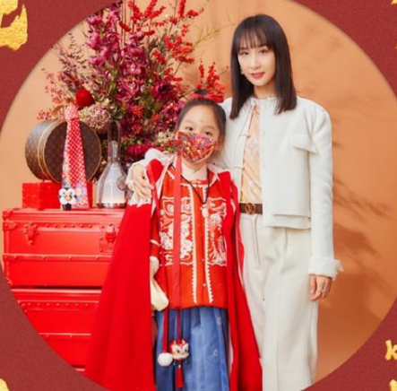 苦熬6年演技才走红的雷佳音，娶同学为妻，家庭幸福成人生赢家