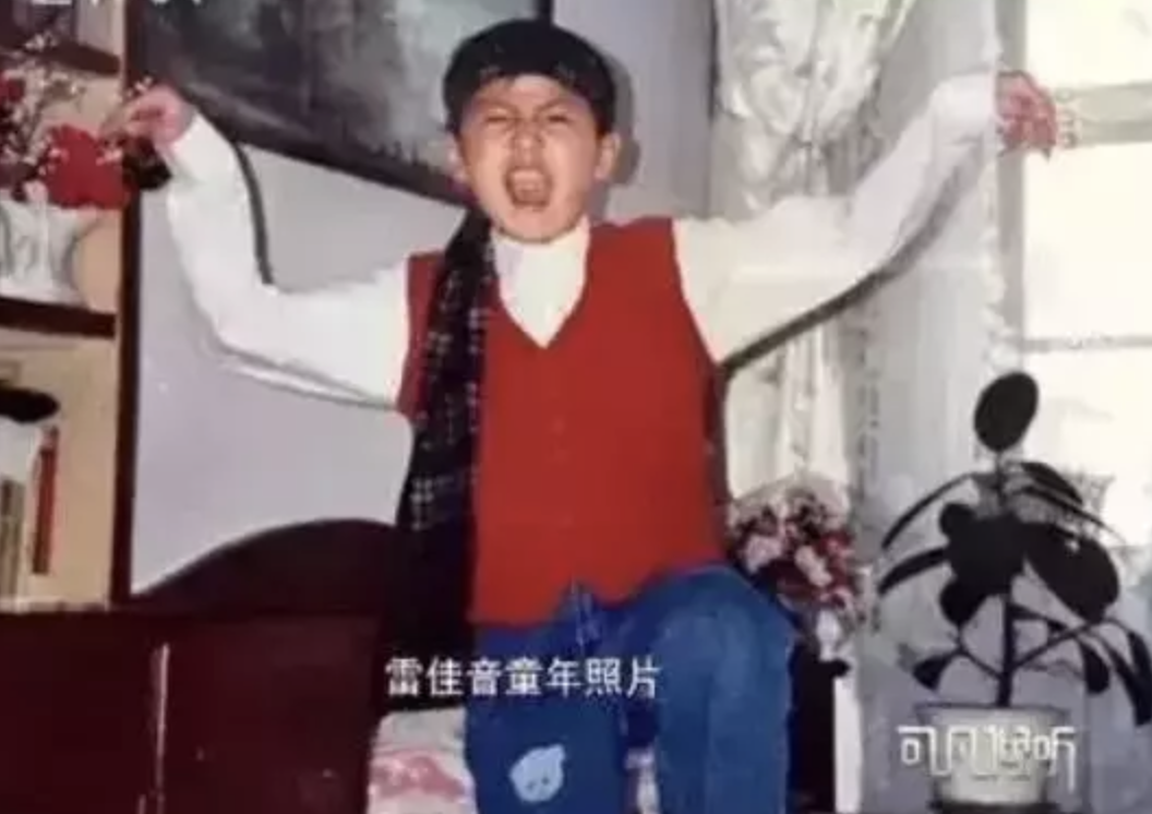 苦熬6年演技才走红的雷佳音，娶同学为妻，家庭幸福成人生赢家