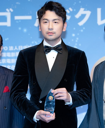 苦熬6年演技才走红的雷佳音，娶同学为妻，家庭幸福成人生赢家