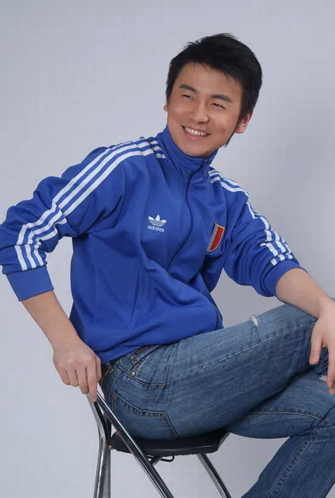 苦熬6年演技才走红的雷佳音，娶同学为妻，家庭幸福成人生赢家