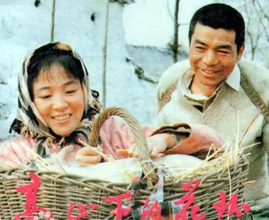 苦熬6年演技才走红的雷佳音，娶同学为妻，家庭幸福成人生赢家