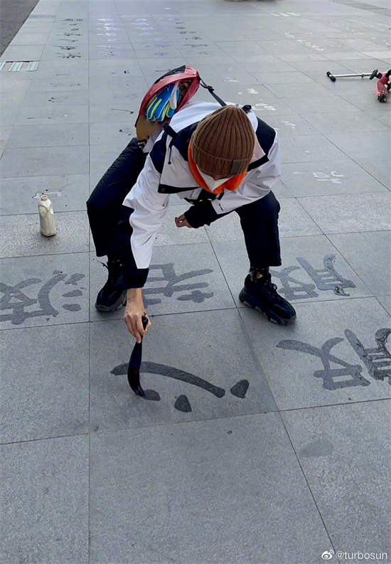 明星孙俪晒隶书千字文，一手好书法惹网友赞：被演员耽误的书法家
