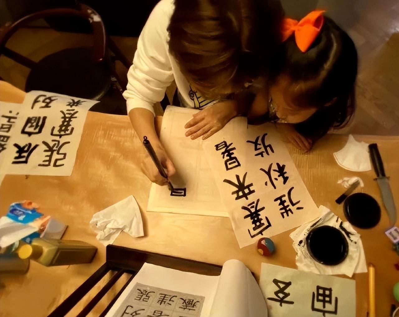 明星孙俪晒隶书千字文，一手好书法惹网友赞：被演员耽误的书法家