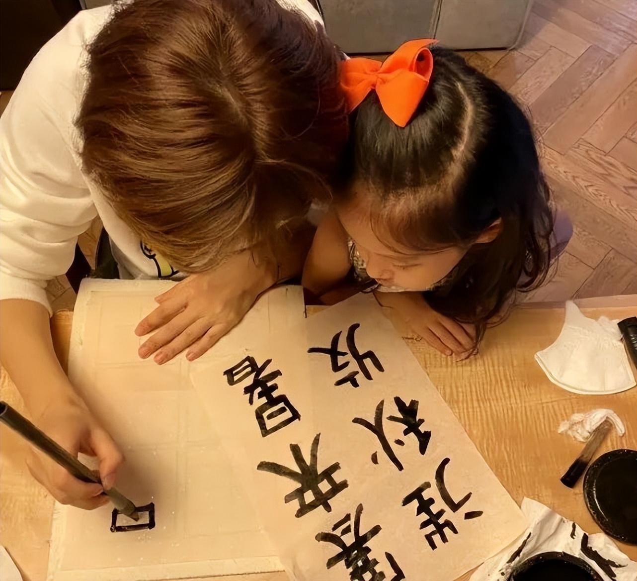 明星孙俪晒隶书千字文，一手好书法惹网友赞：被演员耽误的书法家