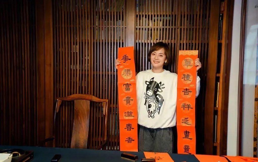 明星孙俪晒隶书千字文，一手好书法惹网友赞：被演员耽误的书法家