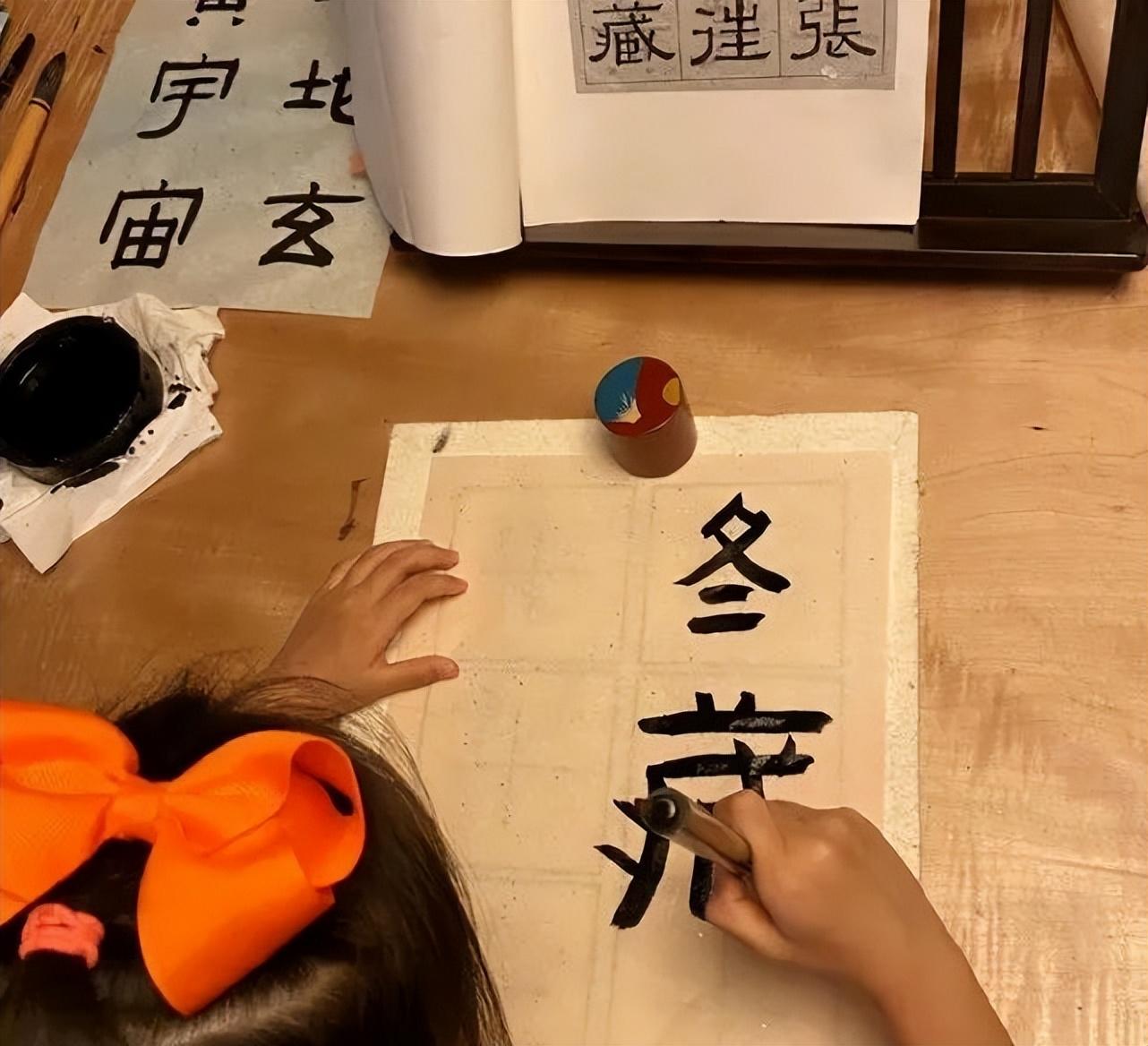 明星孙俪晒隶书千字文，一手好书法惹网友赞：被演员耽误的书法家