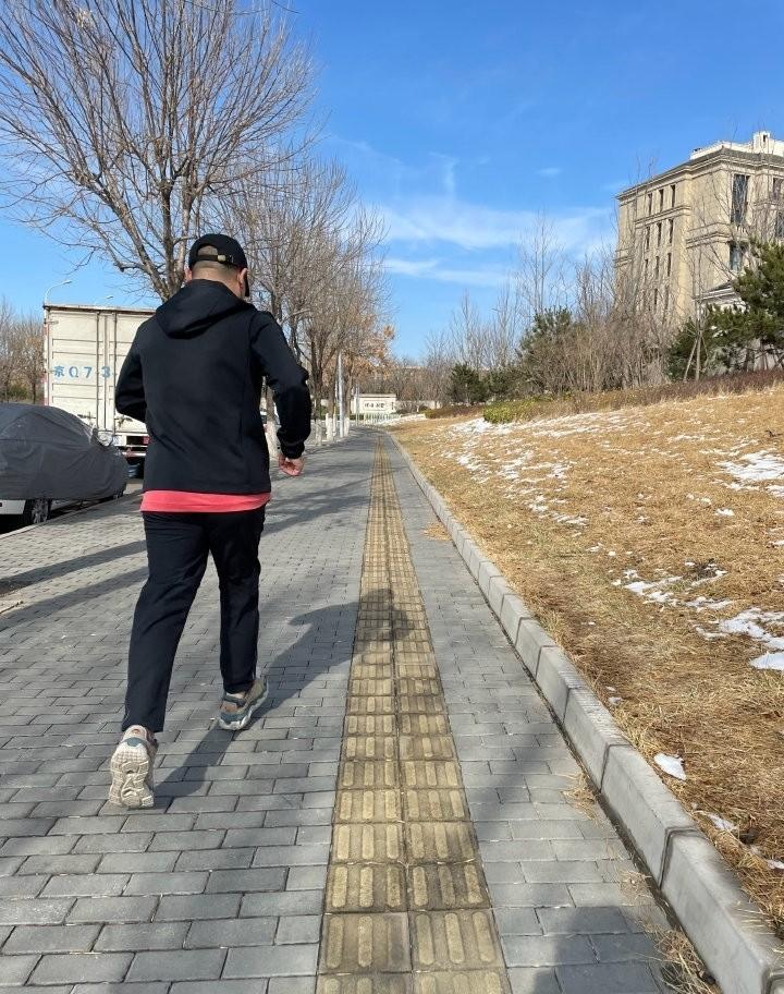 岳云鹏与老婆罕过二人世界，一起跑步背影甜蜜，千万豪宅意外曝光