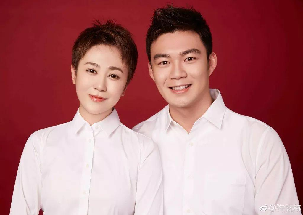 马丽首晒母子合照，哄1岁儿子玩飞机好温馨，小11岁老公疑亲掌镜