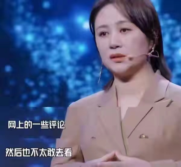 马丽首晒母子合照，哄1岁儿子玩飞机好温馨，小11岁老公疑亲掌镜
