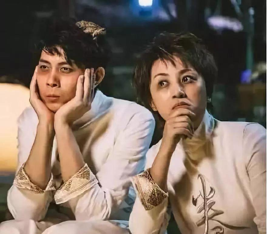 马丽首晒母子合照，哄1岁儿子玩飞机好温馨，小11岁老公疑亲掌镜