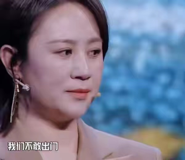马丽首晒母子合照，哄1岁儿子玩飞机好温馨，小11岁老公疑亲掌镜