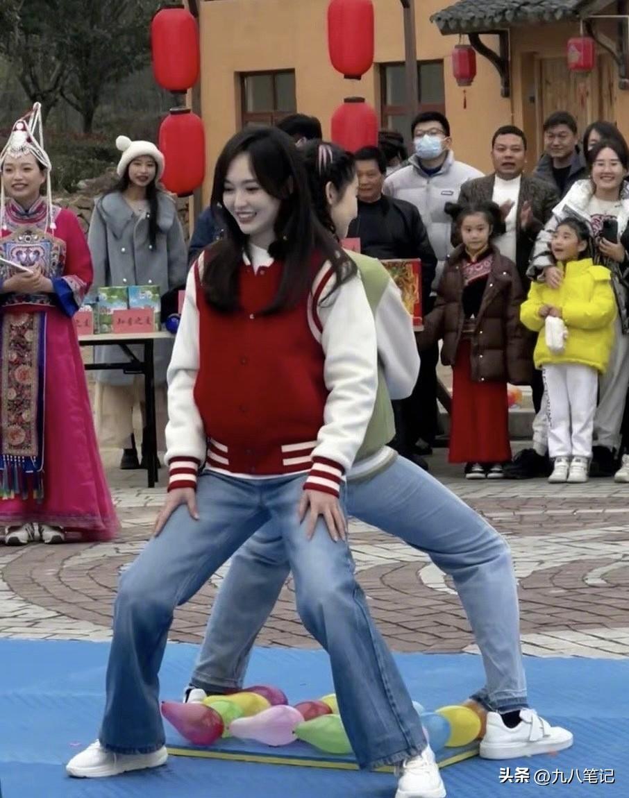 路人视角的唐嫣，生图曝光元气十足！她真的嫁给了爱情