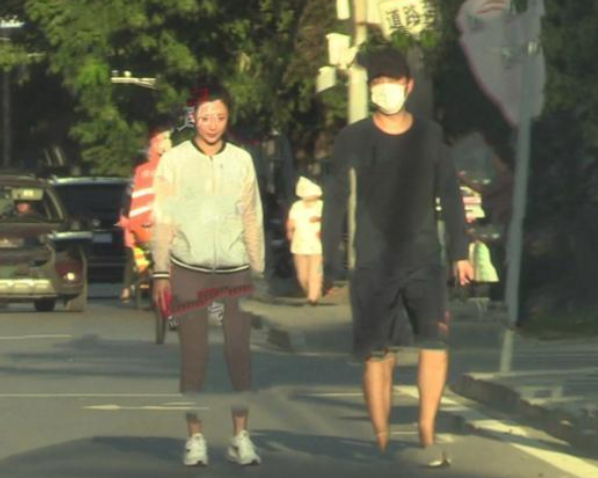 殷桃穿吊带背心现身海滩，戴大金链子秀锁骨，张嘴被人喂食太性感