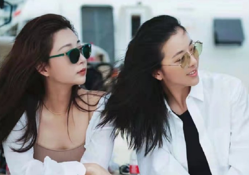 殷桃穿吊带背心现身海滩，戴大金链子秀锁骨，张嘴被人喂食太性感