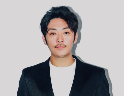 殷桃穿吊带背心现身海滩，戴大金链子秀锁骨，张嘴被人喂食太性感
