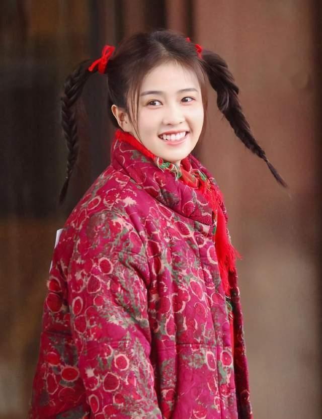 “淘宝模特”白鹿：娱乐圈带闺蜜暴富第一人，后凭魔性笑容出圈