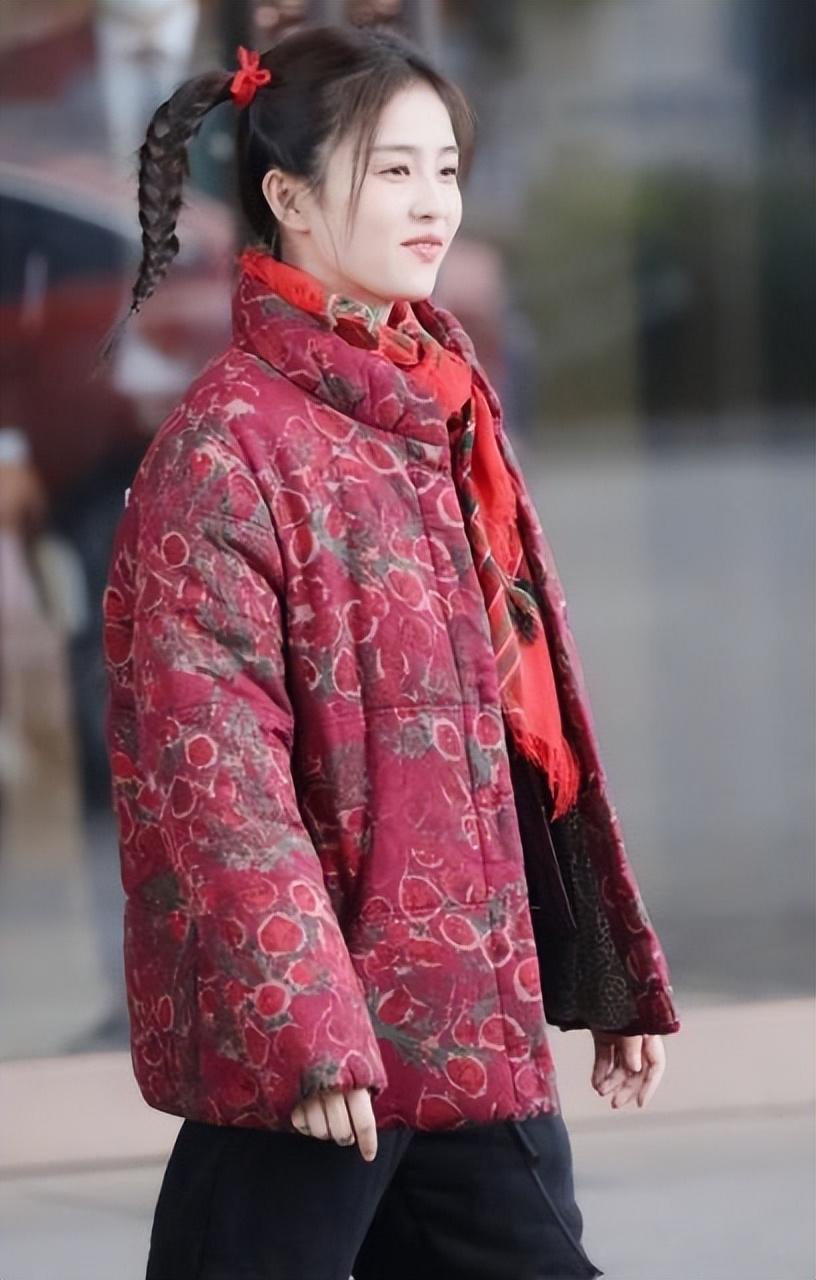 “淘宝模特”白鹿：娱乐圈带闺蜜暴富第一人，后凭魔性笑容出圈