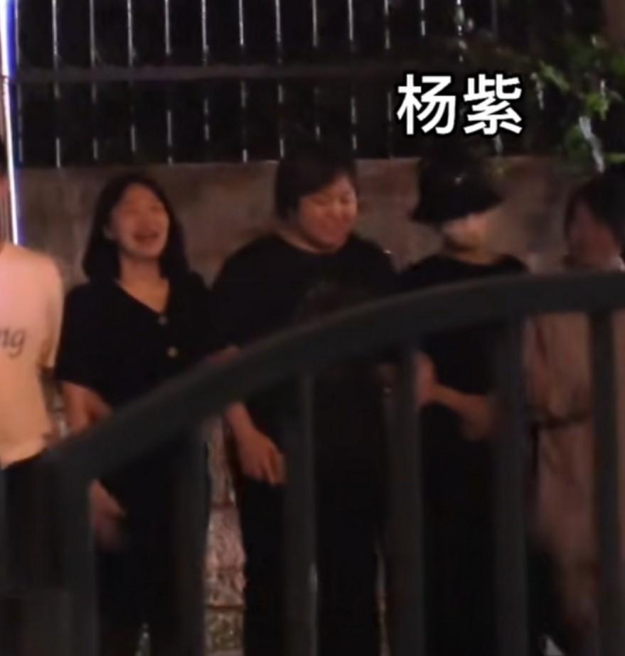 杨紫深夜聚会被拍，与友人在路上并排成人墙，还集体玩起丢手绢