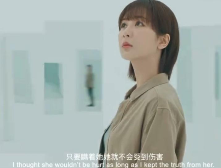 杨紫深夜聚会被拍，与友人在路上并排成人墙，还集体玩起丢手绢