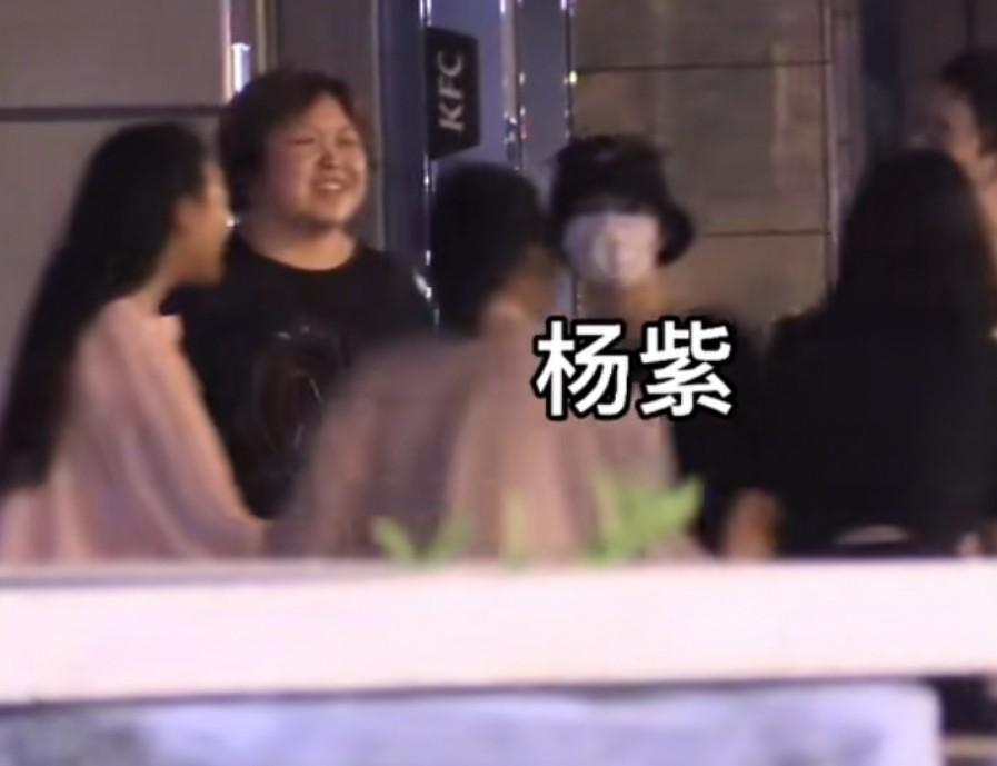 杨紫深夜聚会被拍，与友人在路上并排成人墙，还集体玩起丢手绢