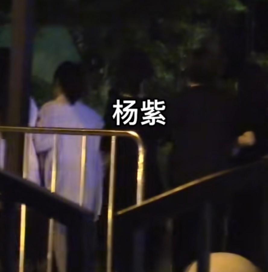 杨紫深夜聚会被拍，与友人在路上并排成人墙，还集体玩起丢手绢