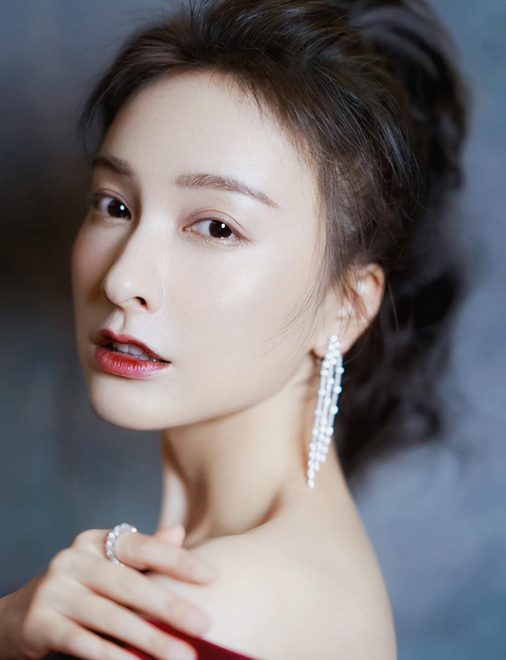 吴昕身穿深色碎花短裙逛夜市，少女感满满