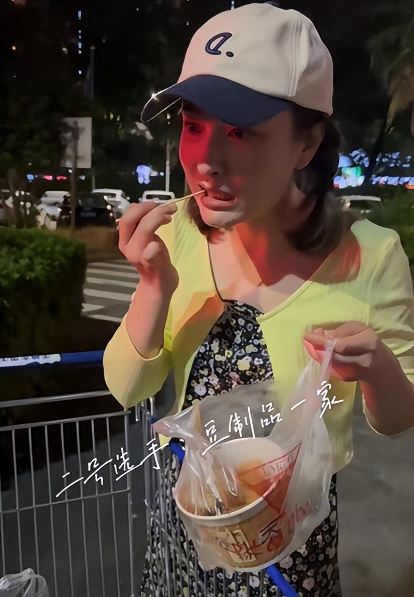 吴昕身穿深色碎花短裙逛夜市，少女感满满