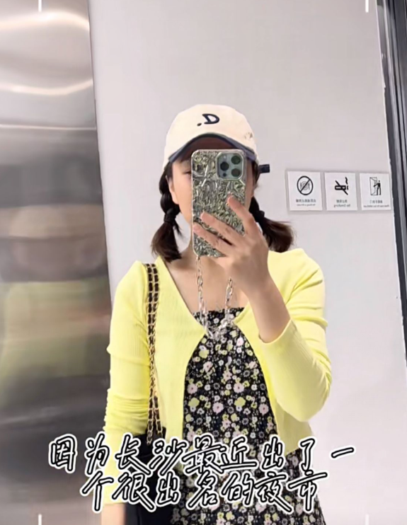 吴昕身穿深色碎花短裙逛夜市，少女感满满