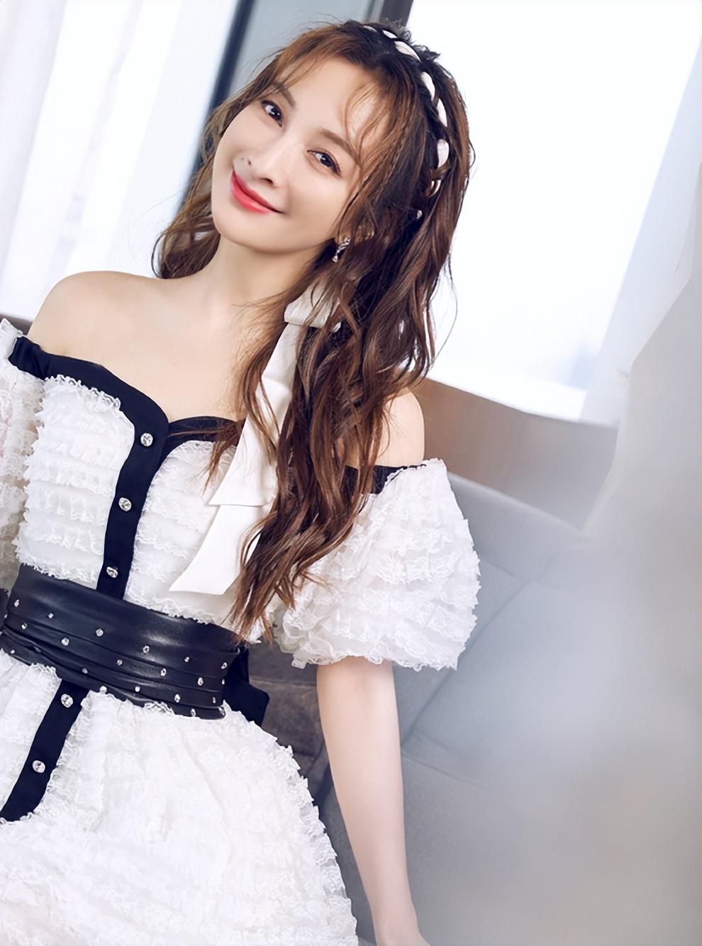吴昕身穿深色碎花短裙逛夜市，少女感满满