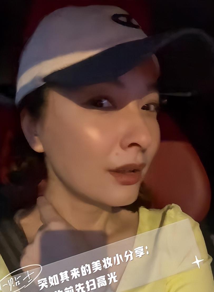 吴昕身穿深色碎花短裙逛夜市，少女感满满