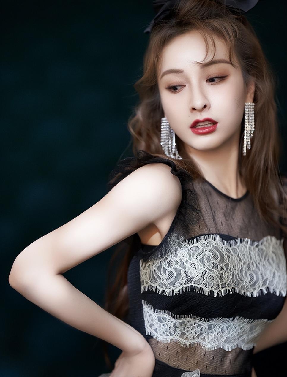 吴昕身穿深色碎花短裙逛夜市，少女感满满